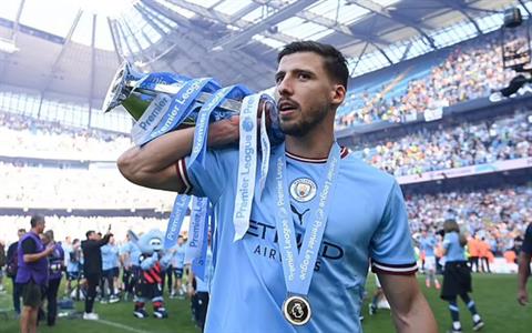 Ruben Dias: Man City thích thú trước áp lực giành cú ăn ba
