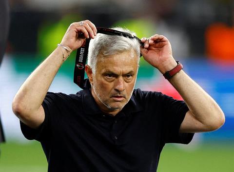HLV Mourinho đối mặt án phạt nặng sau trận chung kết Europa Leage