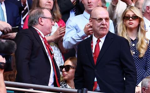 Neville: Nhà Glazer coi Man United như một món đồ chơi