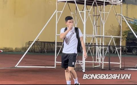 Hai Long buồn rượi vì chấn thương khiến anh phải rời sân sớm