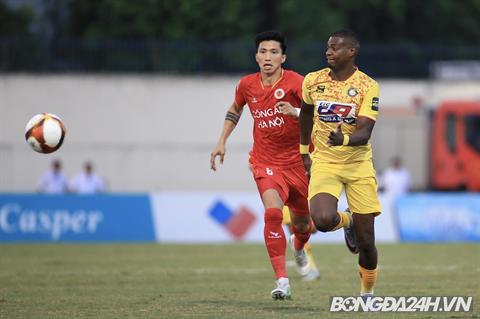 VIDEO: Ngoại binh Thanh Hóa sút hỏng penalty trước CAHN