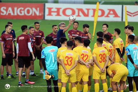 Bóng đá Việt Nam chờ lên hương từ các cầu thủ Việt kiều