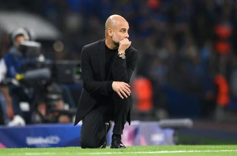 Pep Guardiola quỳ gối khi học trò suýt mắc sai lầm