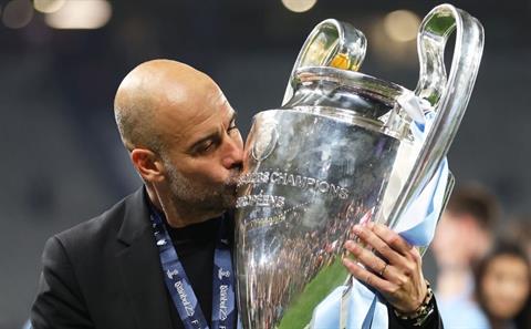 Sir Alex Ferguson chúc mừng Pep Guardiola sau cú ăn ba