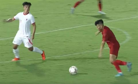 Phạm Xuân Mạnh hụt 'siêu phẩm' ghi bàn trước khung thành Hồng Kông