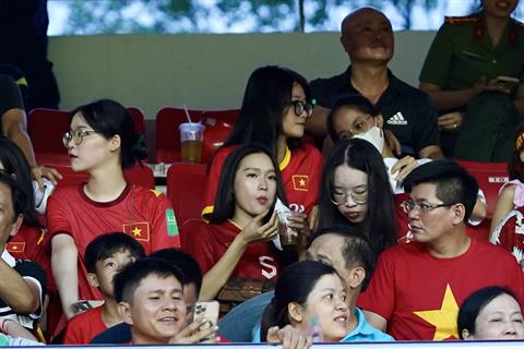 Doãn Hải My tranh thủ chống đói cổ vũ bạn trai Văn Hậu