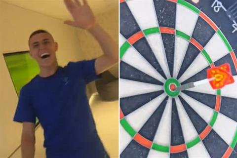 Bukayo Saka thách đấu Phil Foden chơi phi tiêu và cái kết