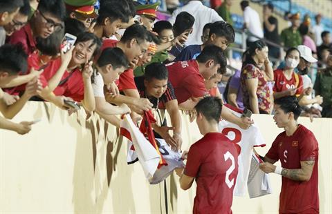 VIDEO: Văn Hậu, Duy Mạnh nán lại sân ký tặng NHM sau trận thắng Syria