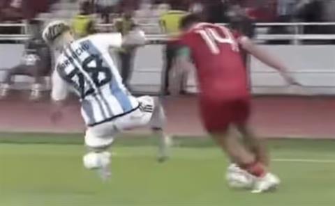 Bị phạm lỗi thô bạo, Garnacho đứng bật dậy 'phản đòn' cầu thủ Indonesia