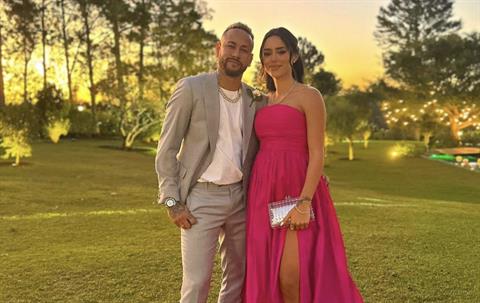 Neymar công khai xin lỗi bạn gái vì nhiều lần cắm sừng