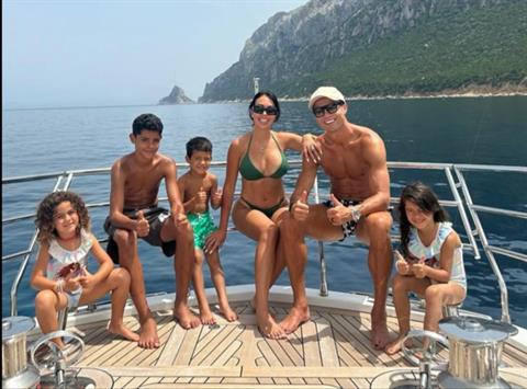 Bạn gái bất ngờ để lộ thói quen sốc của Ronaldo