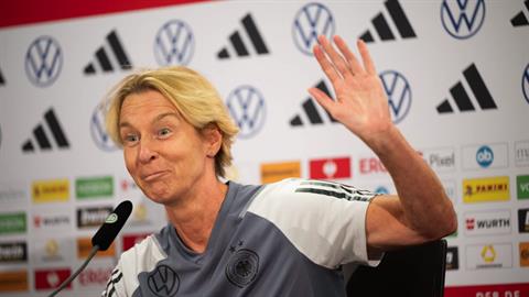 HLV tuyển nữ Đức nóng lòng đối đầu với ĐT nữ Việt Nam