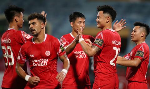 Đức Chiến ghi bàn thắng đẹp mắt sau sai sót của thủ môn Bình Dương