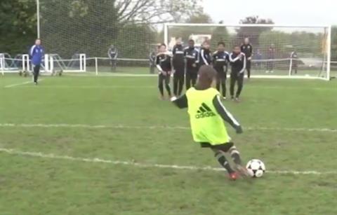 Mason Mount bắt chước kỹ năng đá phạt của Cristiano Ronaldo 