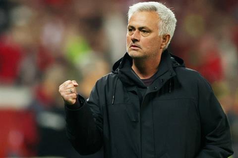 Jose Mourinho nhắm 4 tiền vệ cho Roma