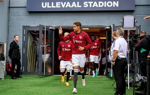 HLV Ten Hag đưa Raphael Varane lên mây