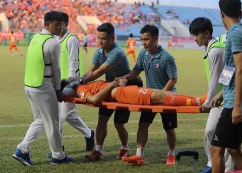 Cầu thủ Đà Nẵng phải nhập viện cấp cứu sau va chạm với thủ môn Bình Dương