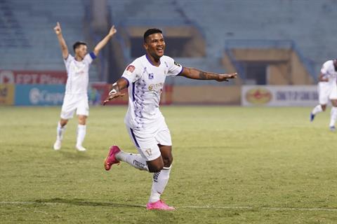 Video: Tân binh Hà Nội FC dứt điểm tung lưới Văn Lâm