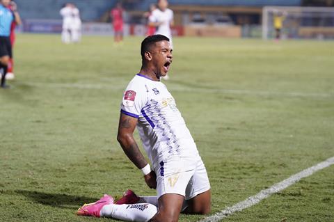 Ghi bàn như Van Persie, ngoại binh CLB Hà Nội làm tung lưới Hải Phòng FC