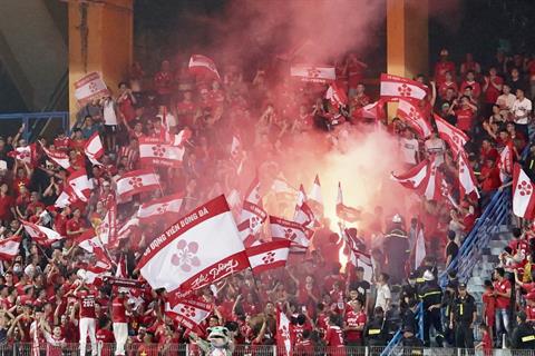 CĐV Hải Phòng đốt pháo, tung tiền giả khiến bầu Hoàn phải chấn chỉnh