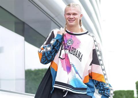 Haaland xuất hiện đỏm dáng khi trở lại tập luyện cùng Man City