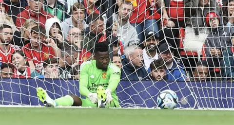 Onana nhận trái đắng đầu tiên ở Old Trafford vì ham dâng cao