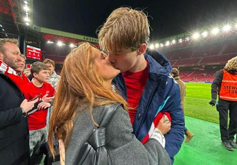 Cận cảnh nhan sắc bạn gái Rasmus Hojlund