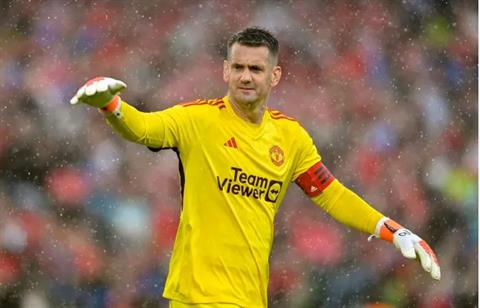 Man Utd gia hạn hợp đồng với thủ môn Tom Heaton