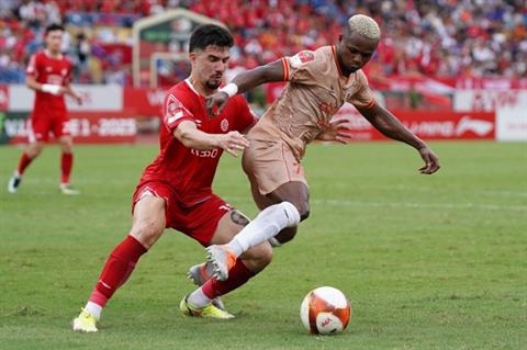 Ngoại binh rực sáng, Công an Hà Nội chạm một tay vào chức vô địch