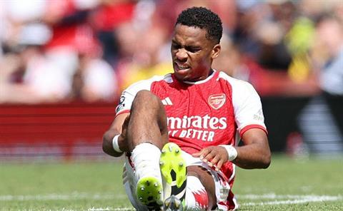 NÓNG: Arsenal xác nhận Jurrien Timber chấn thương ACL, phải phẫu thuật