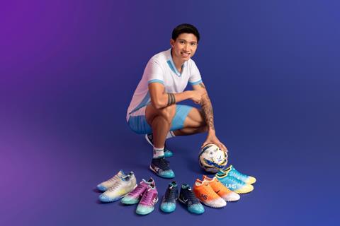 Đôi giày mang ước mơ của Đoàn Văn Hậu ra sân cỏ