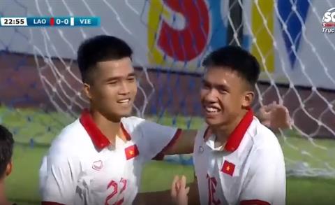 U23 Việt Nam ghi bàn thắng sau pha xử lý bóng không an toàn của hậu vệ Lào