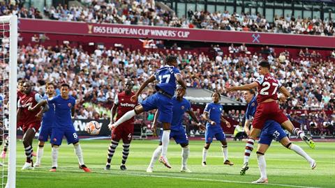 Jamie Carragher chỉ trích dữ dội hàng thủ Chelsea