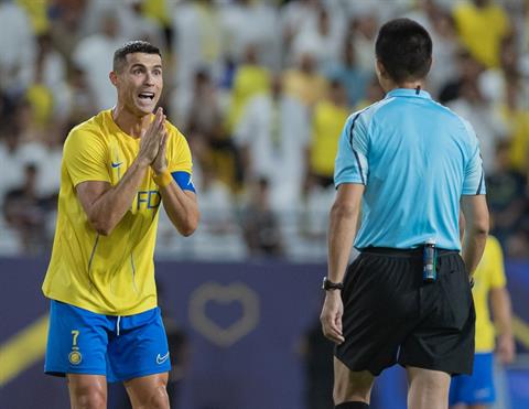Ronaldo hét vào mặt trọng tài khi không được hưởng penalty