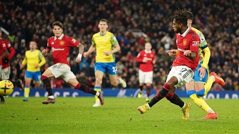 Chelsea thắng Luton 2-0, MU hạ Nottingham Forest 2-1