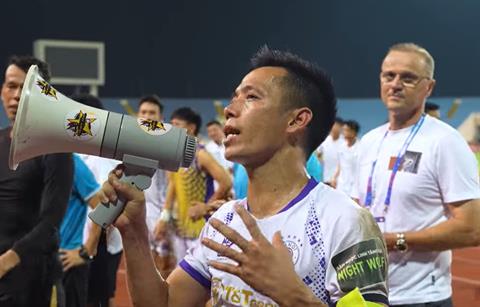 Văn Quyết lạc giọng kêu gọi CĐV tiếp tục ủng hộ CLB Hà Nội sau một mùa giải trắng tay 