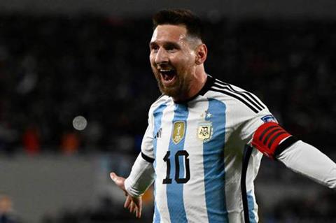 Lionel Messi cân bằng thành tích với David Beckham