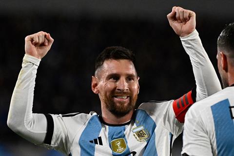 Video: Cú sút phạt thiên tài của Messi giúp Argentina quật ngã Ecuador