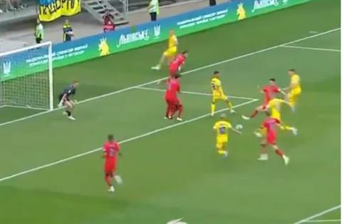 Harry Maguire theo kèm đồng đội ở bàn thua của Anh trước Ukraine