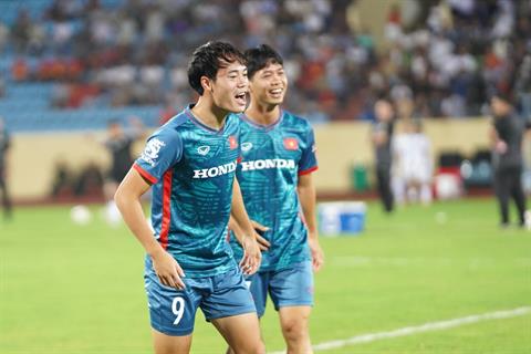 Văn Toàn nhận nhiệm vụ viết thiệp cưới giúp Quang Hải