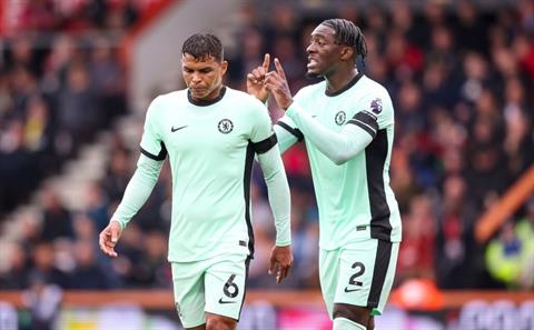 Neville: Chelsea đang quá hỗn loạn