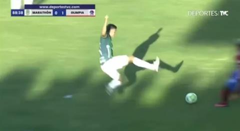VIDEO: Pha vào bóng rùng rợn khiến 2 cầu thủ đối phương nằm sân