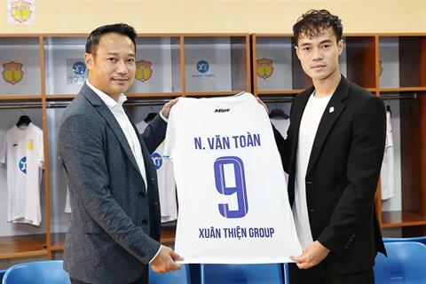 Văn Toàn chính thức gia nhập CLB Nam Định