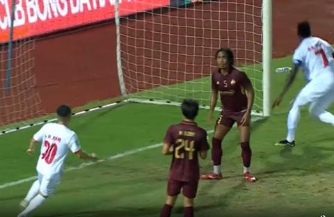 CLB Hải Phòng ghi bàn thắng dẫn trước sau pha đốt đền của hậu vệ đối thủ