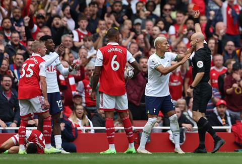 Arsenal hòa Spurs 2-2, MU hạ Burnley 2-0