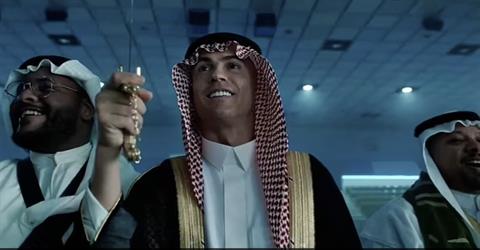 Ronaldo gây sốt khi diện trang phục truyền thống Saudi Arabia