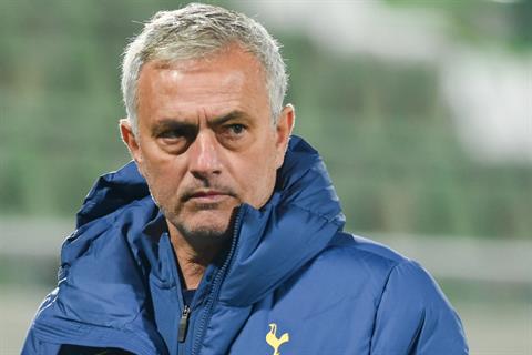Jose Mourinho lại nhắc đến trọng tài sau trận thua của AS Roma