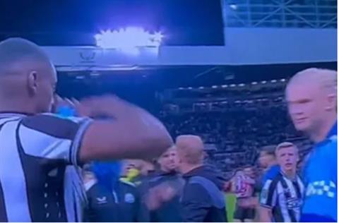 NHM phấn khích khi Haaland xin đổi áo với Alexander Isak