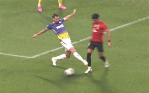 Cựu sao Dortmund tiếp tục mắc sai lầm khiến Hà Nội FC để thủng lưới