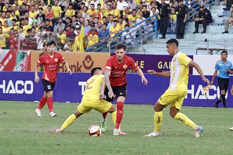 Ngoại binh CAHN FC bỏ lỡ cơ hội ghi bàn khó tin trước khung thành Đông Á Thanh Hóa